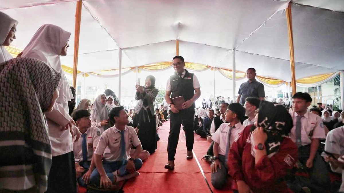 Gubernur Jawa Barat Ridwan Kamil meresmikan "Kick off" Penerimaan Peserta Didik Baru (PPDB) Tahun 2023 di Jawa Barat untuk jenjang SMA, SMK dan SLB, di SMK Negeri 4 Padalarang, Kabupaten Bandung Barat, Selasa (16/5/2023).(Foto: Biro Adpim Jabar)