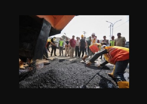 Gubernur Jawa Barat Ridwan Kamil saat melakukan inspeksi pengaspalan jalan provinsi yang melintasi Desa Mekarsari di Kecamatan Ngamprah, Kabupaten Bandung Barat, Selasa (16/5/2023). (Foto: Biro Adpim Jabar)