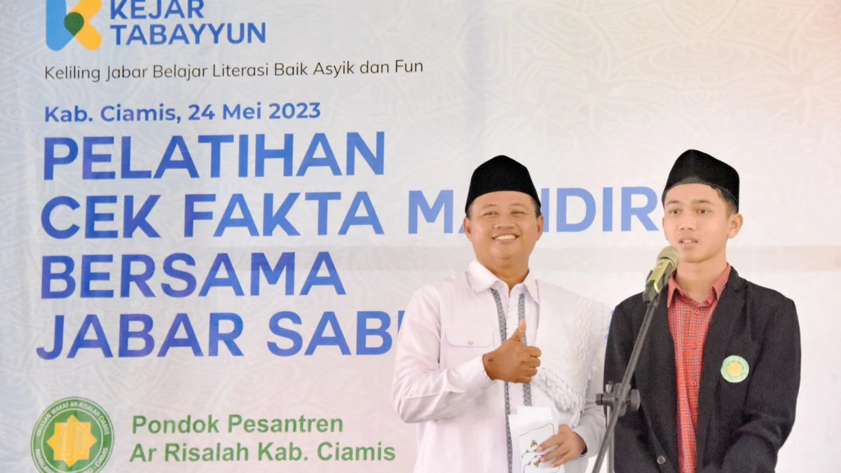 Wagub Jabar Uu Ruzhanul Ulum memberi sambutan pada Pelatihan Cek Fakta Mandiri Bersama Jabar Saber Hoaks (JSH) di Pesantren Ar-Risalah Cijeungjing, Kabupaten Ciamis, Rabu (24/5/2023).