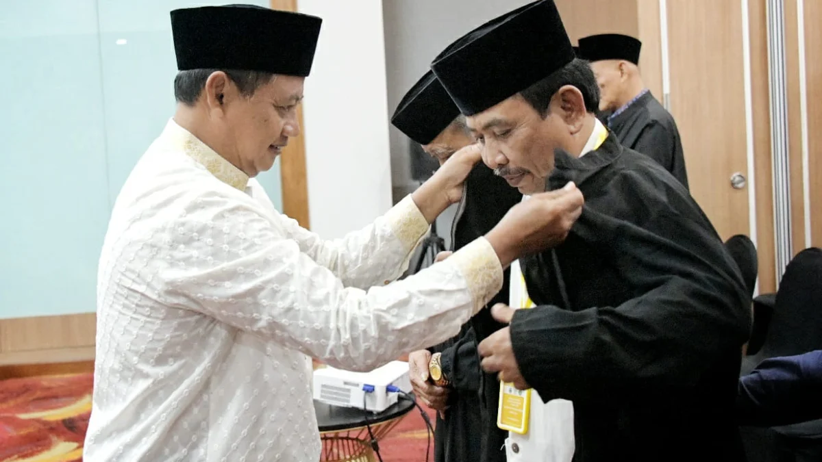 Plh. Gubernur Jawa Barat Uu Ruzhanul Ulum saat melantik 79 Dewan Hakim Seleksi Tilawatil Qur'an dan Hadis (STQH) XVIII Tingkat Provinsi Jabar Tahun 2023 di Hotel Nexa Mercure, Kota Bandung, Minggu (7/5/2023).  