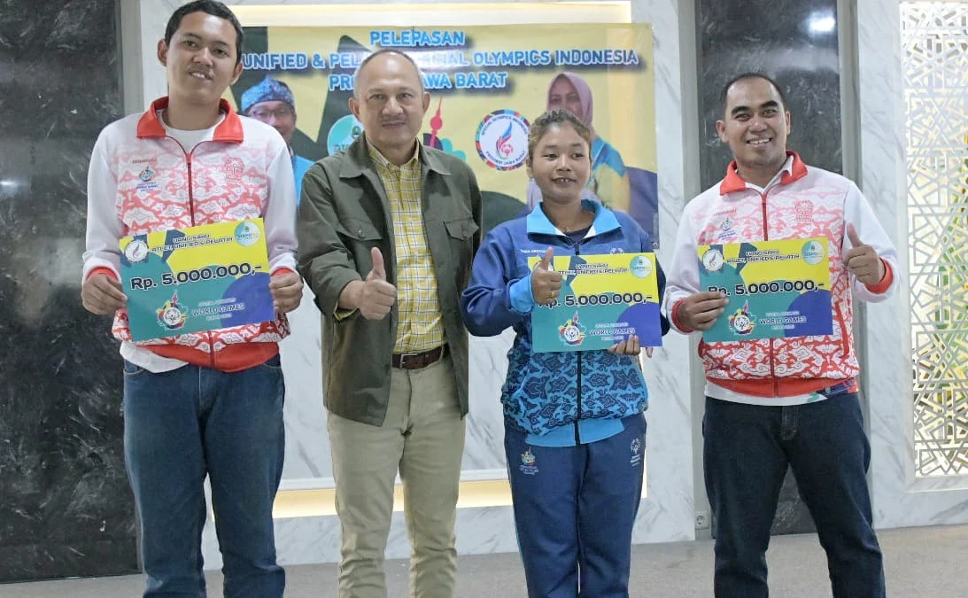 Sekretaris Daerah Provinsi Jawa Barat Setiawan Wangsaatmaja melepas atlet, unified, dan pelatih Special Olympics Indonesia (SOIna) Provinsi Jabar di Aula Dinas Pemuda dan Olahraga Jabar, Kota Bandung, Selasa (2/5/2023).