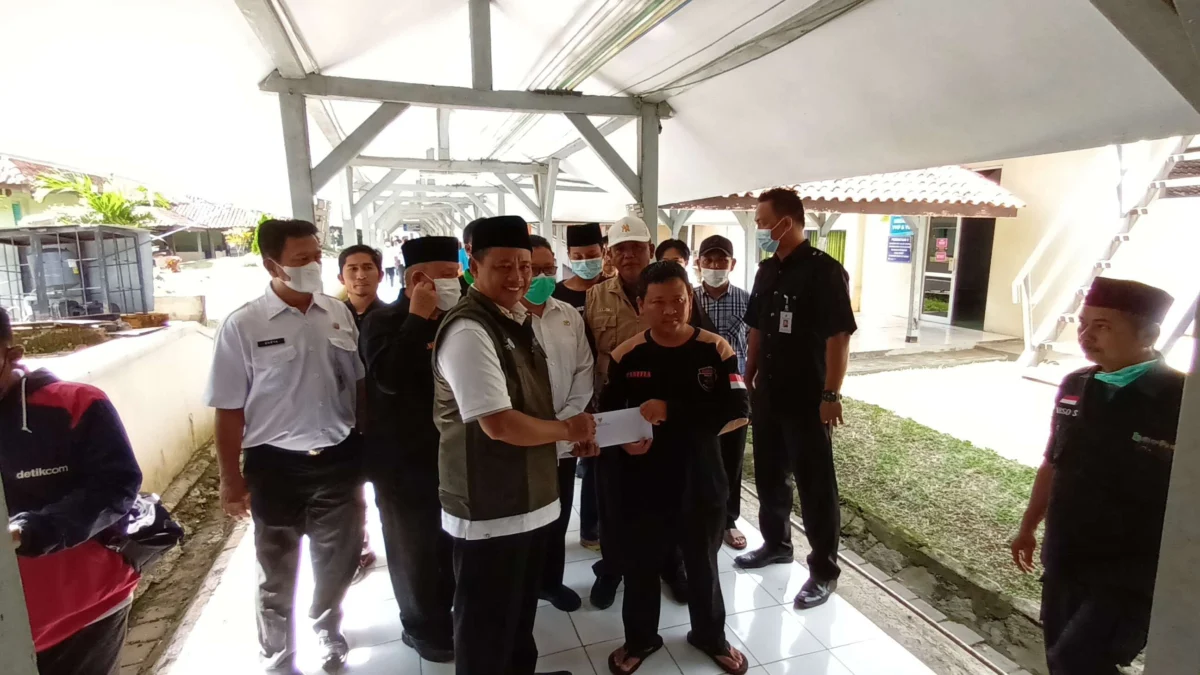 Wagub Jabar Uu Ruzhanul Ulum menyerahkan bantuan kepada kerabat santri yang terserempet motor gede. 