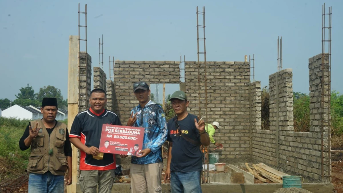 TB Hasanuddin dan Niko Rinaldo Gotong Royong Bangun Pos Serbaguna di Cinangsi TB Hasanuddin dan Niko Rinaldo Gotong Royong Bangun Pos Serbaguna di Cinangsi