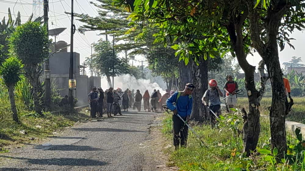 LPM Kelurahan Wanareja Gotong Royong Bersihkan Lingkungan