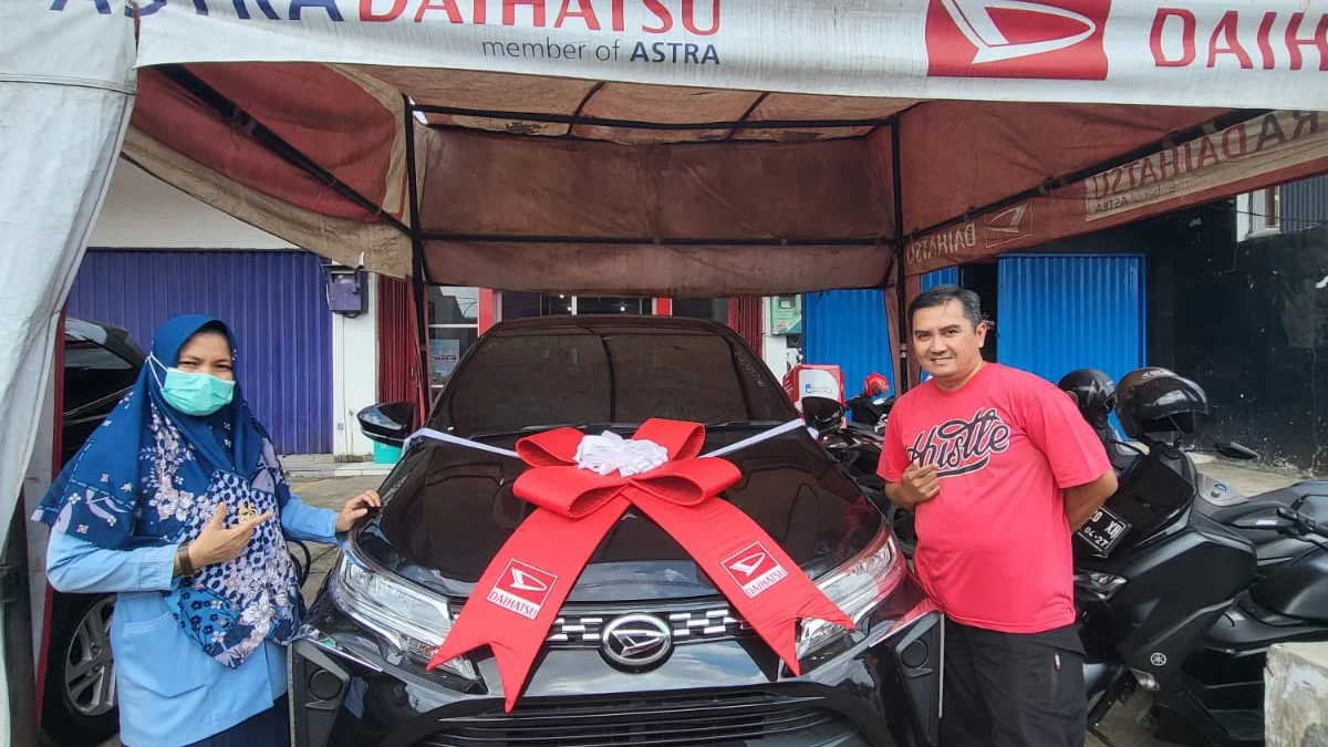 Daihatsu Subang Gelar Show Room Event, Eneng Pembeli Pertama Mobil New Terios di Subang 