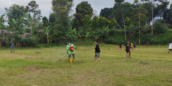 Karang Taruna Jagarnaek Bersihkan Lapangan untuk Pelaksanaan Salat Idul Adha Besok 