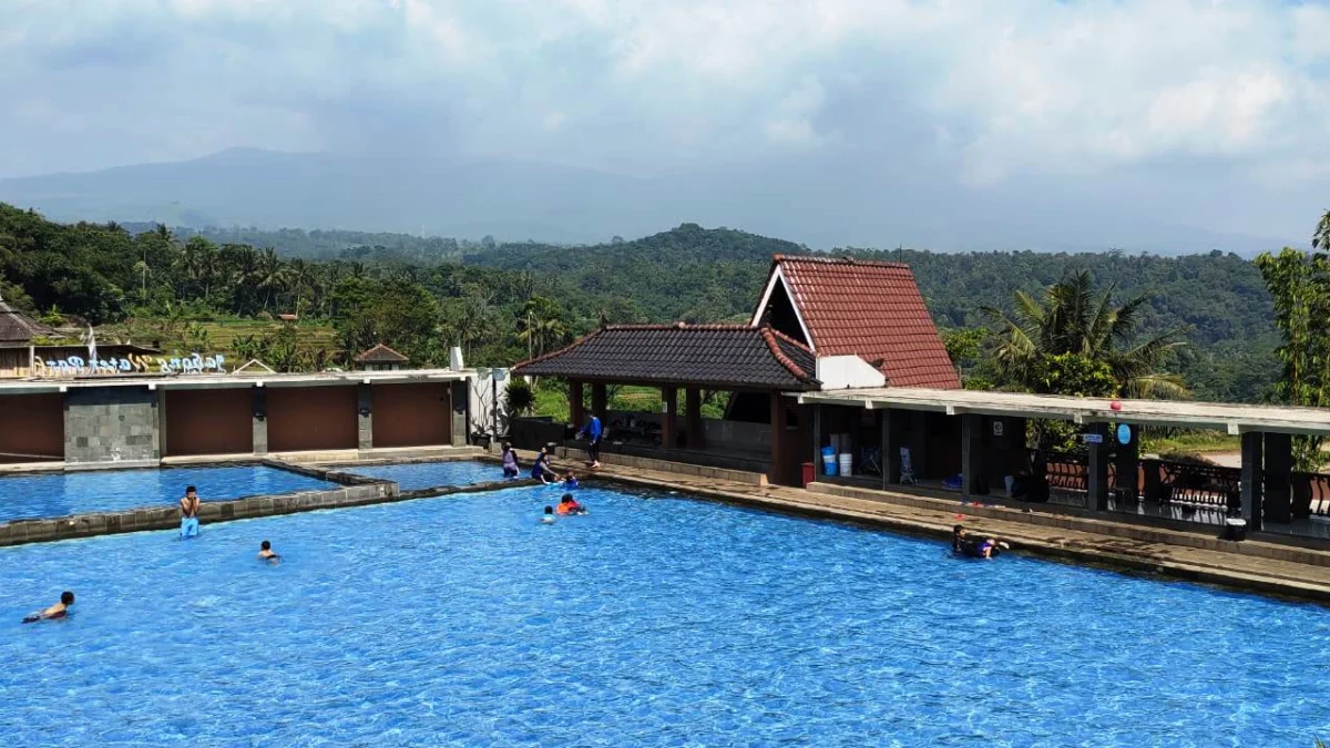 Pengunjung asik berenang di Jabong Water Park.