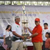 Kepala Disparpora Subang, Tatang Supriyatna memberikan piala kepada juara 1 Kabizza Youth Entreupreneur.