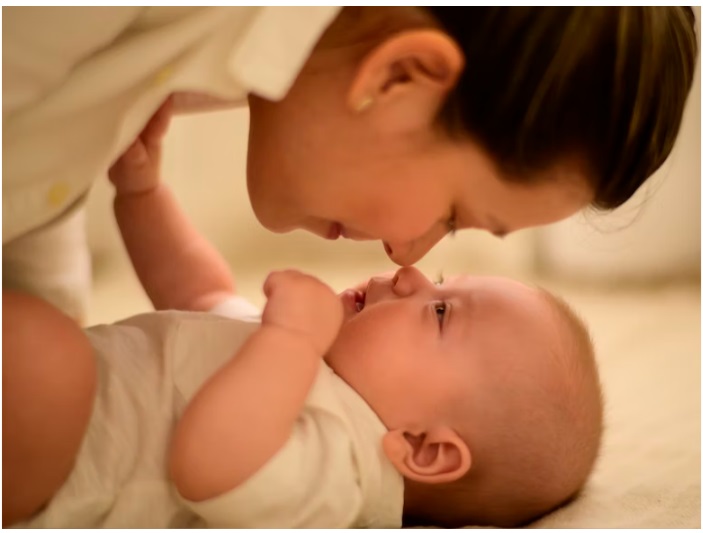 Obat Batuk Kering Anak di Apotik, (ilustrasi-Ibu-dan-Bayi-via-Unsplash-Ana-Tablas)