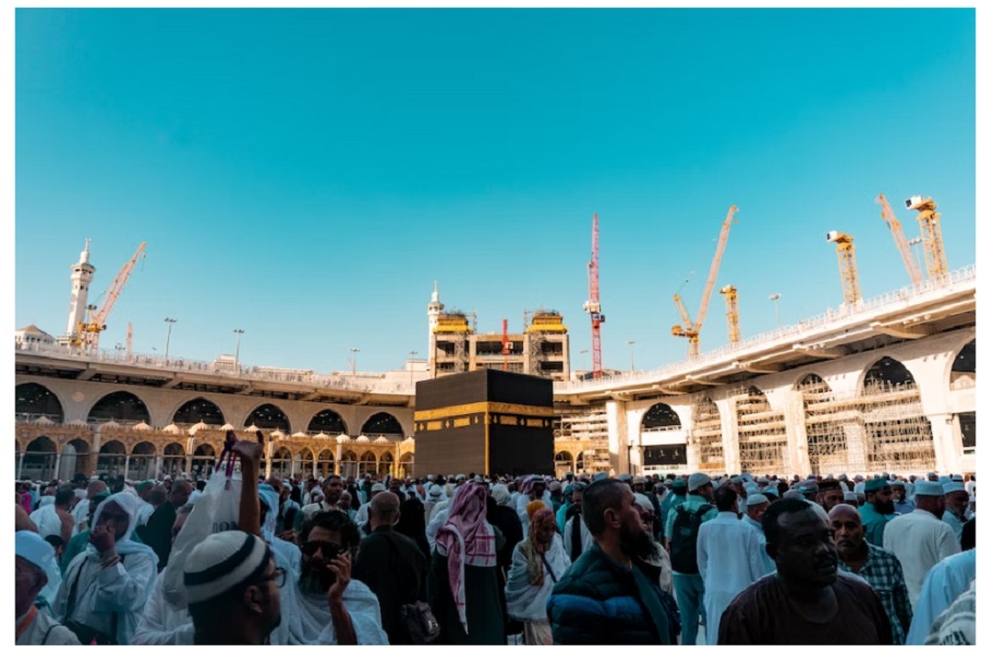 Hukum Berkurban Menurut 4 Imam Mazhab (kabah, via Unsplash-Sulthan Auliya)