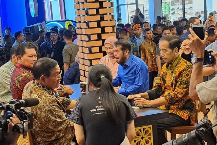 ketua mk dan presiden ngopi