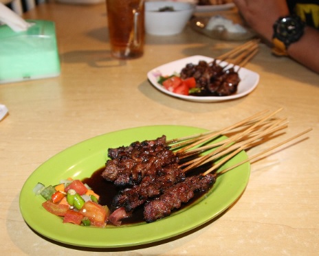 Bingung Mengolah Daging Kurban? Berikut Resep Sate Maranggi yang Empuk