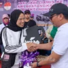 KAB. CIAMIS - Kebahagian tengah dirasakan oleh Karina salah seorang peserta jalan sehat hari jadi Ciamis ke 381. Ia mendapat hadiah utama berupa satu unit sepeda motor dalam kegiatan tersebut. Warga asal Dusun Cukang Padung Desa Panjalu Kecamatan Panjalu tersebut mengucapkan terimakasih kepada Bupati Ciamis atas telah dilaksanakannya kegiatan jalan sehat tersebut sehingga dirinya beserta seluruh masyarakat dapat turut merasakan kemeriahan serta manfaatnya. Jalan sehat dilaksanakan di Lapang Boros Ngora Kecamatan Panjalu pada Sabtu (15/07) yang diikuti kurang lebih 10.000 peserta. "Bahagia sekali, terimakasih banyak Pak Bupati, Alhamdulillah acaranya sangat komunikatif dan menghibur bagi kami warga masyarakat Panjalu dan Sekitarnya," ucapnya. Karina pun berharap jalan sehat tersebut dapat terus dilaksanakan setiap tahunnya dengan lebih meriah dan lebih besar lagi sehingga antusiasme masyarakat akan lebih besar. Bupati Ciamis Herdiat Sunarya turut memilih hadiah untuk peserta secara langsung didampingi oleh Wakil Bupati beserta Jajaran Forkopimda Ciamis. Selain sepeda motor terdapat hadiah berupa sepeda listrik, sepeda gunung, lemari es, televisi, mesin cuci, kompor gas serta puluhan hadiah menarik lainnya. "Kegiatan jalan sehat hari jadi di Panjalu ini merupakan yang terakhir untuk tahun 2023, saya berharap seluruh masyarakat berbahagia dan memperoleh hadiah-hadiahnya," ucapnya. Bupati mengungkapkan selain dalam rangka hari jadi Ciamis, kegiatan jalan sehat ini juga dikolaborasikan dengan Hari Bhayangkara yang ke-77 dan hari Bhakti Adhyaksa ke 63. Bupati Ciamis mengaku bahagia melihat antusiasme masyarakat dalam mengikuti jalan sehat tersebut. Ia menyebutkan, hari jadi Kabupaten Ciamis ini milik seluruh warga masyarakat. "Saya berharap bapak ibu semua tetap berhati-hati jaga keselamatan diri dan sekitar agar tidak terjadi hal yang tidak diinginkan," ujarnya.