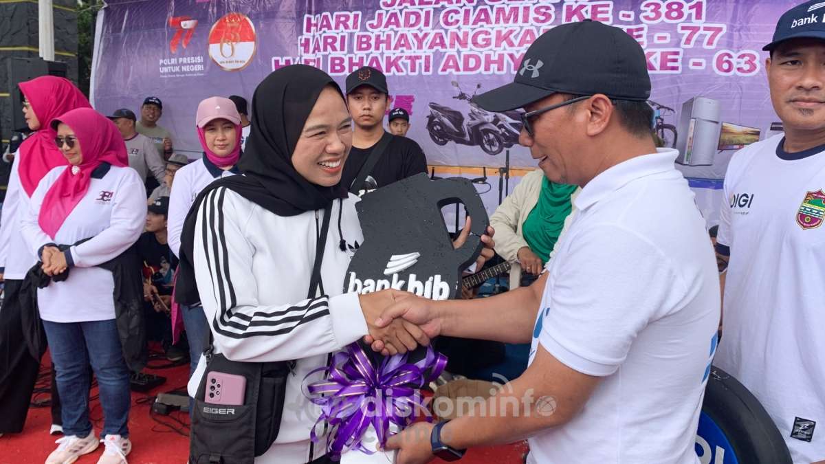 KAB. CIAMIS - Kebahagian tengah dirasakan oleh Karina salah seorang peserta jalan sehat hari jadi Ciamis ke 381. Ia mendapat hadiah utama berupa satu unit sepeda motor dalam kegiatan tersebut. Warga asal Dusun Cukang Padung Desa Panjalu Kecamatan Panjalu tersebut mengucapkan terimakasih kepada Bupati Ciamis atas telah dilaksanakannya kegiatan jalan sehat tersebut sehingga dirinya beserta seluruh masyarakat dapat turut merasakan kemeriahan serta manfaatnya. Jalan sehat dilaksanakan di Lapang Boros Ngora Kecamatan Panjalu pada Sabtu (15/07) yang diikuti kurang lebih 10.000 peserta. "Bahagia sekali, terimakasih banyak Pak Bupati, Alhamdulillah acaranya sangat komunikatif dan menghibur bagi kami warga masyarakat Panjalu dan Sekitarnya," ucapnya. Karina pun berharap jalan sehat tersebut dapat terus dilaksanakan setiap tahunnya dengan lebih meriah dan lebih besar lagi sehingga antusiasme masyarakat akan lebih besar. Bupati Ciamis Herdiat Sunarya turut memilih hadiah untuk peserta secara langsung didampingi oleh Wakil Bupati beserta Jajaran Forkopimda Ciamis. Selain sepeda motor terdapat hadiah berupa sepeda listrik, sepeda gunung, lemari es, televisi, mesin cuci, kompor gas serta puluhan hadiah menarik lainnya. "Kegiatan jalan sehat hari jadi di Panjalu ini merupakan yang terakhir untuk tahun 2023, saya berharap seluruh masyarakat berbahagia dan memperoleh hadiah-hadiahnya," ucapnya. Bupati mengungkapkan selain dalam rangka hari jadi Ciamis, kegiatan jalan sehat ini juga dikolaborasikan dengan Hari Bhayangkara yang ke-77 dan hari Bhakti Adhyaksa ke 63. Bupati Ciamis mengaku bahagia melihat antusiasme masyarakat dalam mengikuti jalan sehat tersebut. Ia menyebutkan, hari jadi Kabupaten Ciamis ini milik seluruh warga masyarakat. "Saya berharap bapak ibu semua tetap berhati-hati jaga keselamatan diri dan sekitar agar tidak terjadi hal yang tidak diinginkan," ujarnya.