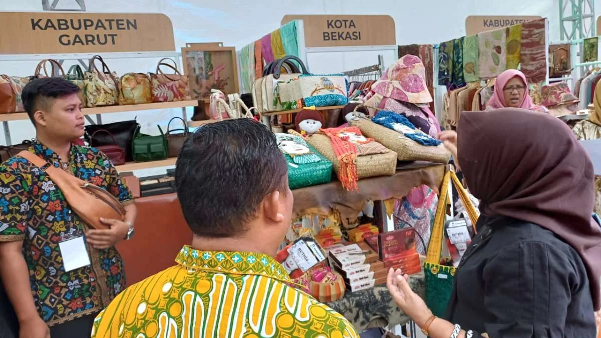 Dekranasda Garut Tampilkan Kerajinan Kulit hingga Akar Wangi di KKJ - PKJB