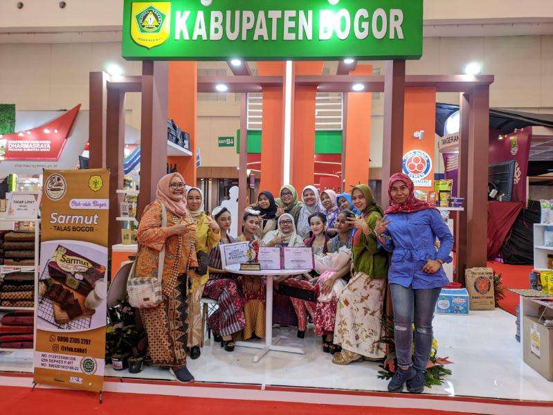 Pemdakab Bogor Sabet Juara Pertama Fashion Show Wastra Nusantara di APKASI Otonomi Expo 2023