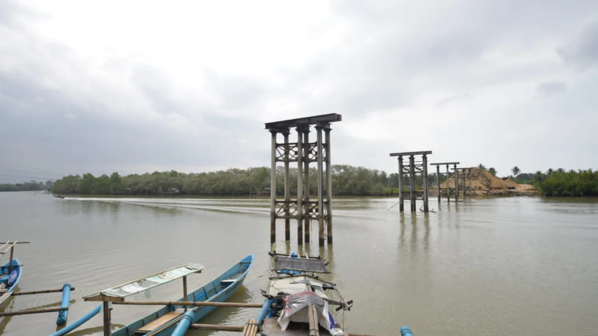 Gubernur Jawa Barat Ridwan Kamil saat Ground Breaking Jembatan Sodongkopo di Nusawiru Kecamatan Cijulang, Pangandaran, Ahad (9/7/2023) (Rizal FS/Biro Adpim Jabar)