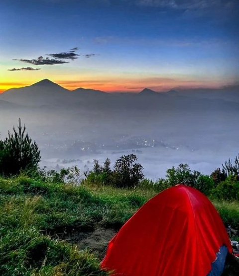 Review Fasilitas Gunung Putri, Modal 10 Ribu Bisa Camping di Atas Awan Review Fasilitas Gunung Putri, Modal 10 Ribu Bisa Camping di Atas Awan