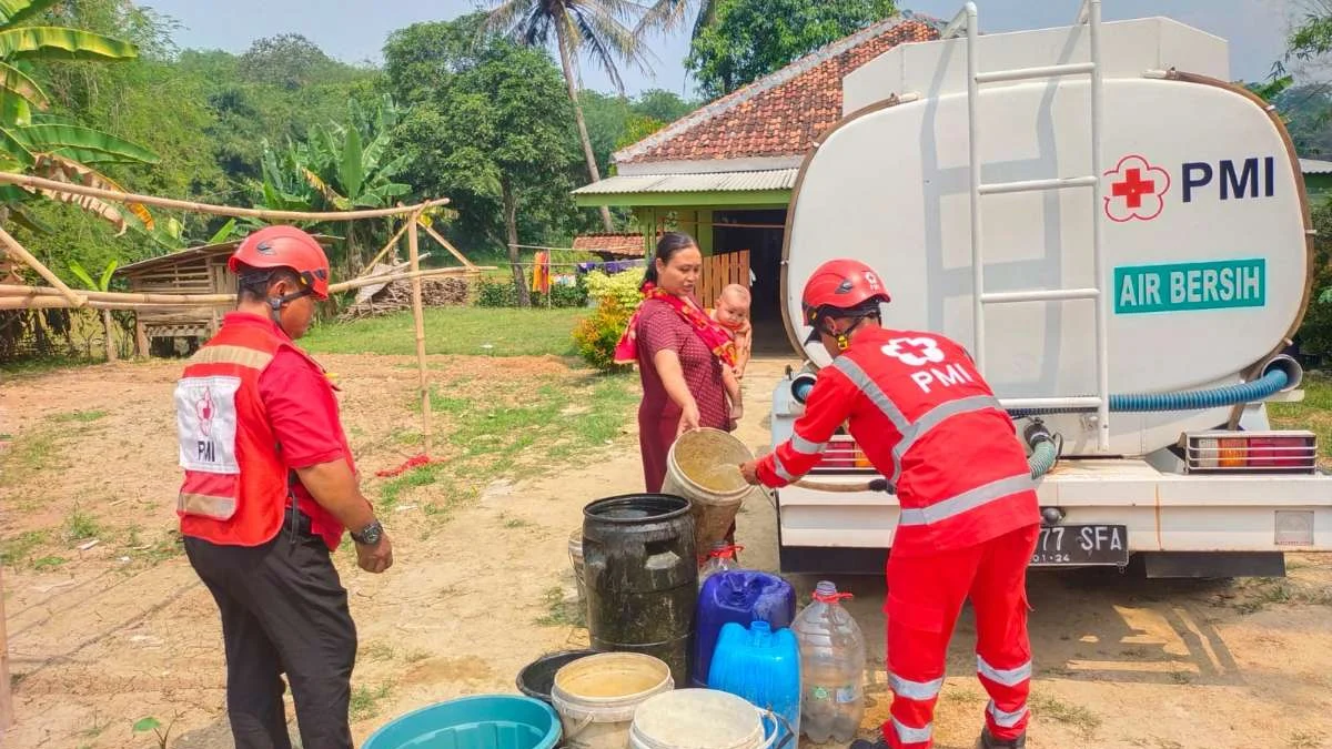 Atasi Kekeringan, PMI Kabupaten Bekasi Distribusikan 20.000 Liter Air Bersih Ke Warga