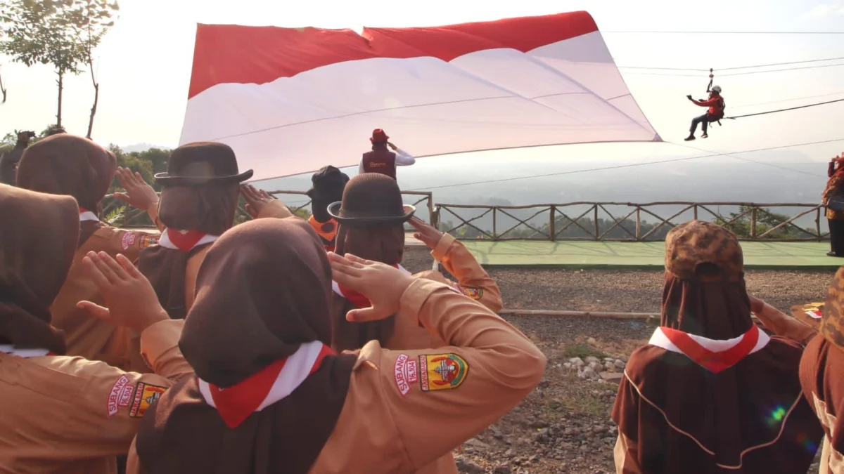 Bupati Subang Ruhimat Kibarkan Bendera Merah Putih Raksasa di Bukanagara