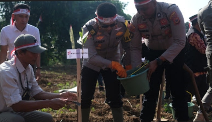 Didukung DLH Polri Tanam Pohon, Tanggulangi Polusi Udara