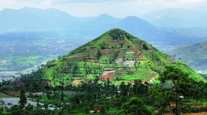 Hal Menarik yang Ada di Gunung Padang Cianjur