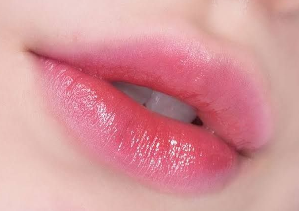 Rekomendasi Lip Serum Bikin Bibir Merah Merona