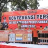 Kapolres Subang AKBP Ariek Indra Sentanu (tengah) didampingi Kasat Narkoba Polres Subang (kanan) AKP Heri Nurchayo saat menunjukan barang bukti ke awak media.