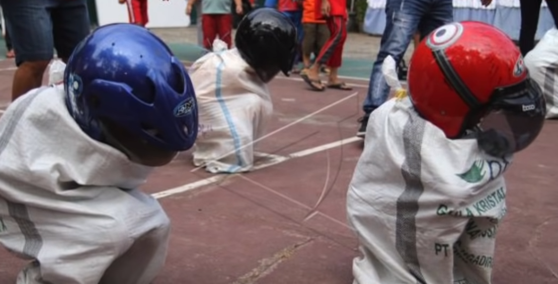 Bikin Ngakak Guling-Guling, 10 Lomba 17 Agustus Yang Unik dan Lucu Untuk Ibu-Ibu