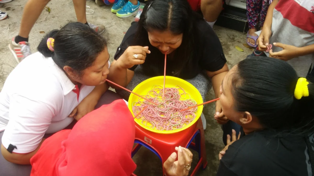 Keseruan Lomba Agustusan Untuk Ibu-Ibu Yang Dijamin Heboh dan Meriah, Tingkah Ibu-Ibu Yang Bikin Ngakak