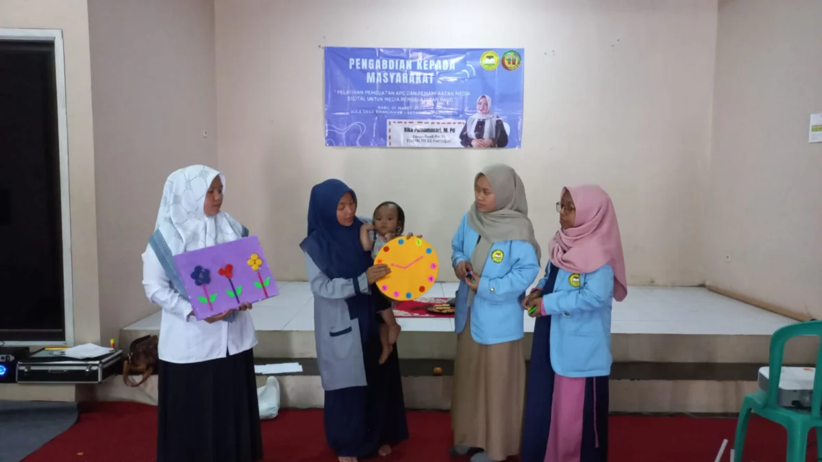 ALAT PERAGA EDUKASI. Prodi PIAUD STAI Muttaqien Purwakarta menggelar pelatihan pembuatan alat peraga edukasi kepada guru PAUD di Desa Cihanjawar, belum lama ini..ADAM SUMARTO/PASUNDAN EKSPRES