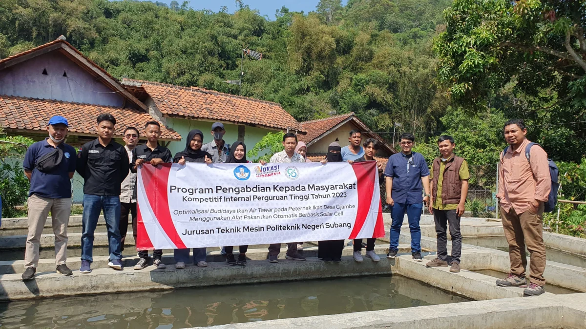 Tingkatkan Produksi Ikan, POLSUB Berikan Alat Pakan Ikan Otomatis Berbasis Solar Cell