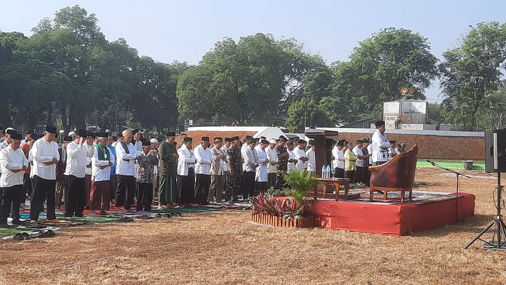 Bupati Ruhimat, Wabup Agus Masykur dan Warga Subang Kompak Salat Istisqo di Alun-alun