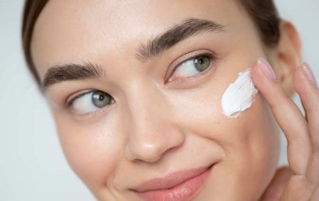 Manfaat Moisturizer sangat baik untuk kesehatan kulit, pasalnya moisturizer mempunyai bentuk krim atau losion yang berfungsi untuk mengatasi kulit kering.