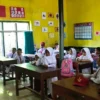 Cerita Orang Tua Antarkan Anak Masuk Sekolah di Hari Pertama, Rela Tinggalkan Kesibukan Demi Lihat Anak Belajar