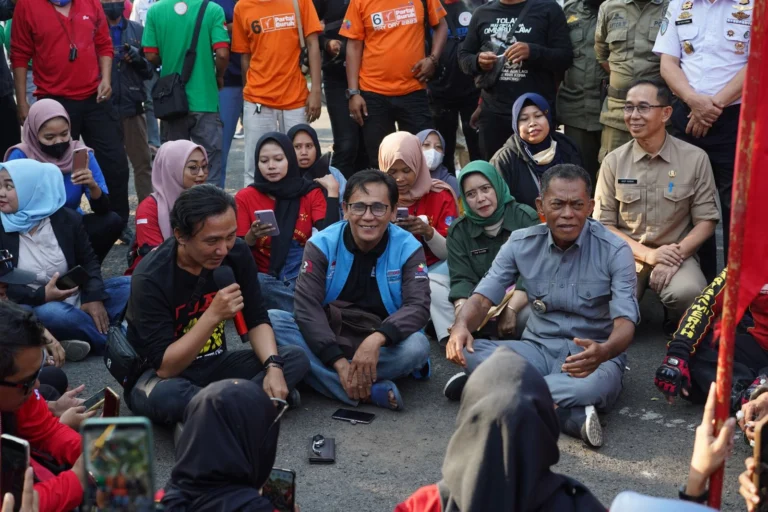 Didemo Aliansi Buruh, Begini Gaya Bupati Subang H.Ruhimat Temui Para Pendemo