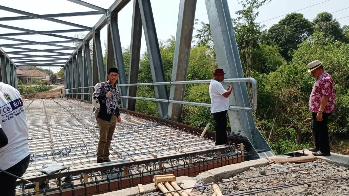 Jembatan Penghubung Antar Kecamatan Pagaden Barat-Cikaum Segera Rampung