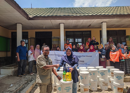 Fakultas Agrobisnis dan Rekayasa Pertanian Unsub Berdayakan Kelompok Tani di Subang Kelola Sampah Jadi Pupuk Organik Cair