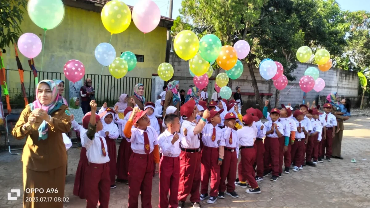 SDN Pangsor Kecamatan Pagaden Barat Sambut Siswa Baru dengan Galuraan