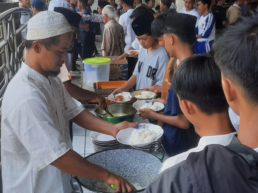 Jum'at Berkah, Masjid Besar Nurul Huda Bagikan Makan Siang Gratis untuk Santri dan Warga 