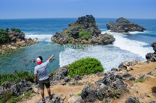 Menelusuri Keindahan Pantai Nglambor Yogyakarta