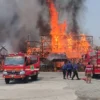 Rumah Makan Saung Kabogoh di Karawang Terbakar, Kebakaran Disebabkan Kebocoran Gas