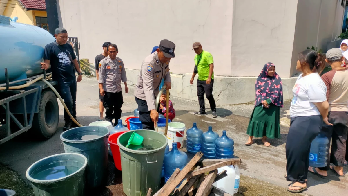 Terdampak Rusaknya Saluran Pipa Perumda Polsek Cisalak Salurakn Air Bersih Kepada Warga