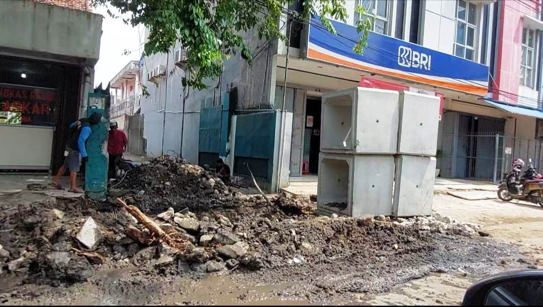 Pedagang Keluhkan Pembangunan Drainase di Karawang, Tidak Kunjung Usai Meski Lewat Tahun Pembangunan Drainase