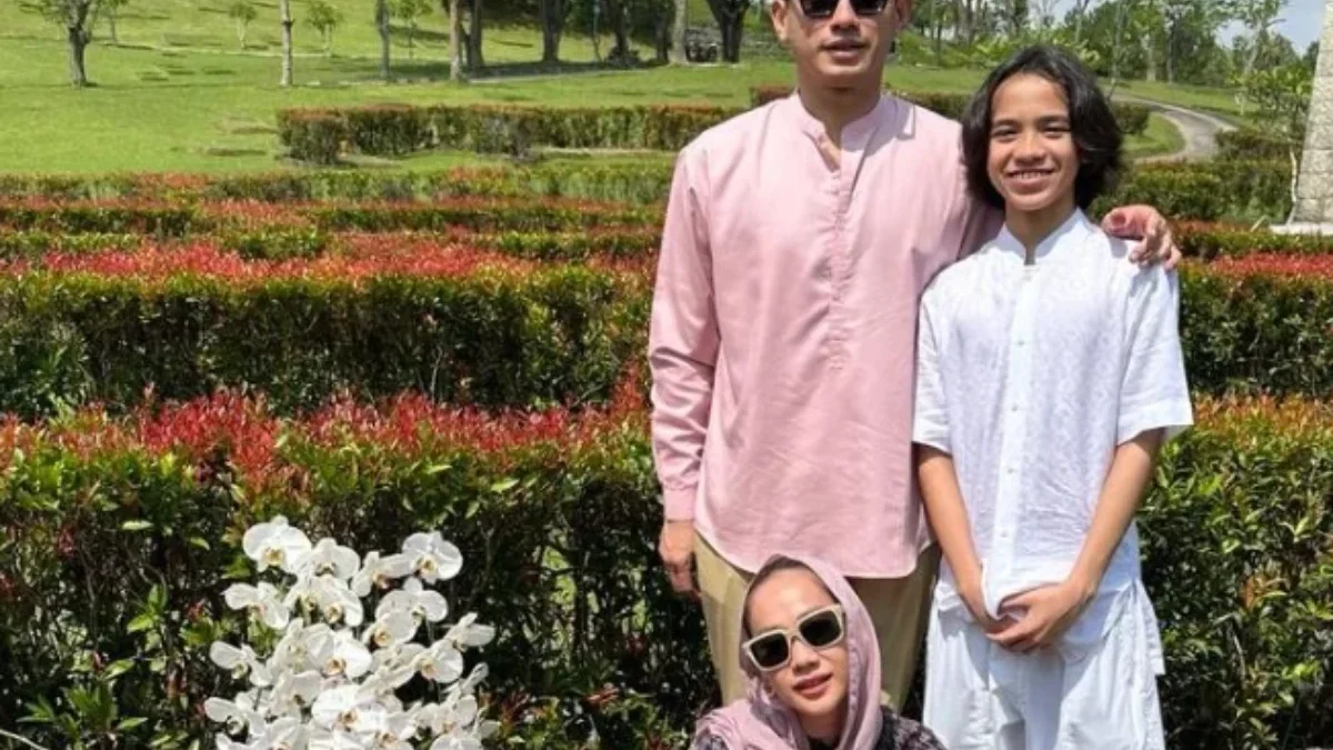 BCL Ajak Anak dan Suami Baru Ziarah ke Makam Ashraf Sinclair