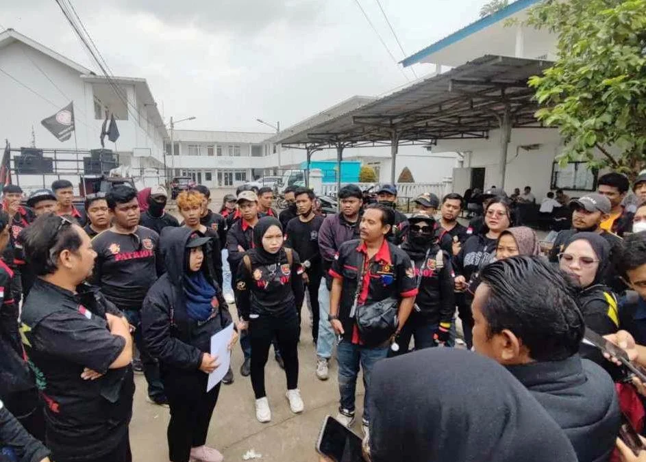 Buruh Geruduk Kantor Disnakertrans Karawang, Dampak dari PHK Sepihak