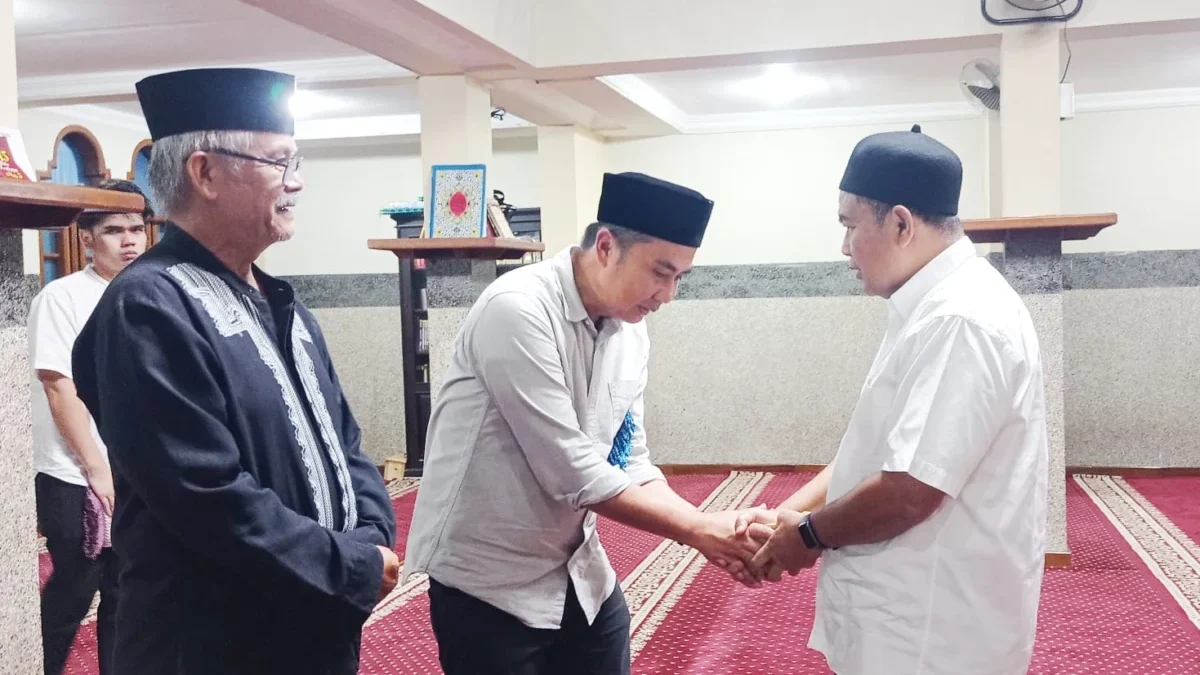 Penjabat Gubernur Bey Machmudin Tarawih di Masjid Tertua di Bandung