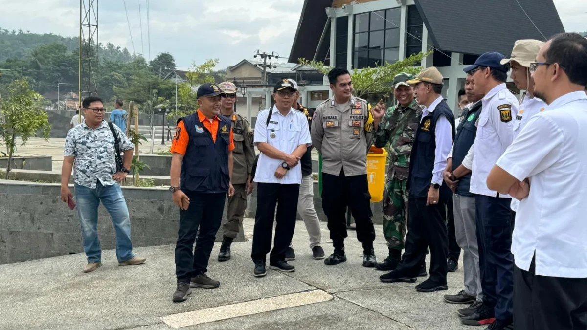 Proses evakuasi warga pesisir Palabuhanratu