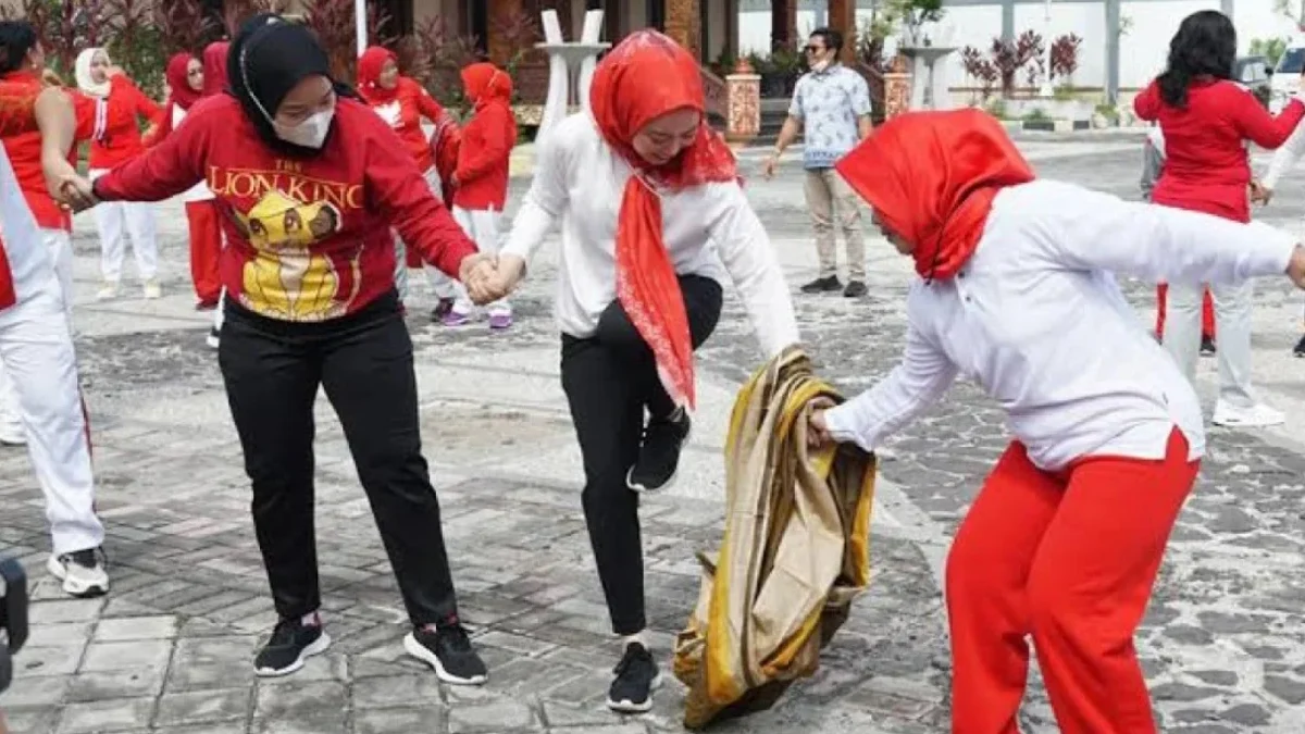 Ide Lomba 17 Agustus yang Lucu untuk Ibu-Ibu