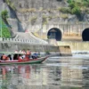 pembersihan sampah di kawasan jembatan bbs